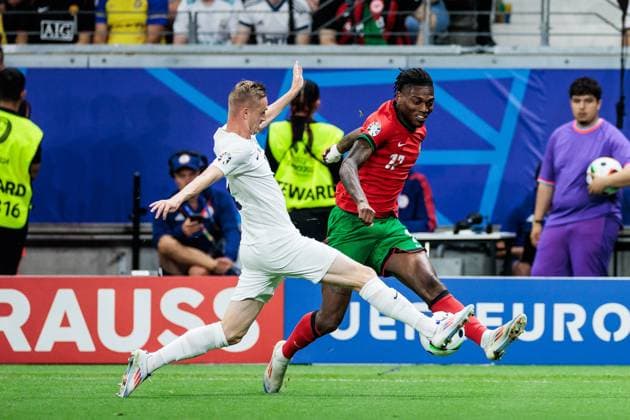 UEFA EURO, EM, Europameisterschaft,Fussball 2024: Portugal - Slowenien; 01.07.2024 Zweikampf Zan Karnicnik (Slowenien, 2), Rafael Alexandre da Conceicao Leao (Portugal, 17) UEFA EURO 2024: Portugal - Slowenien; Frankfurt Arena Frankfurt am 01.07.2024 Copyright: xBEAUTIFULxSPORTS Wunderlx