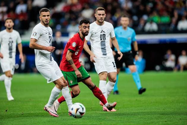 UEFA EURO, EM, Europameisterschaft,Fussball 2024: Portugal - Slowenien; 01.07.2024 Zweikampf Jan Mlakar (Slowenien, 17), Bruno Miguel Borges Fernandes (Portugal, 8) UEFA EURO 2024: Portugal - Slowenien; Frankfurt Arena Frankfurt am 01.07.2024 Copyright: xBEAUTIFULxSPORTS Wunderlx