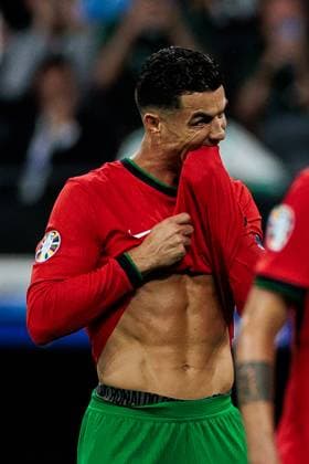 UEFA EURO, EM, Europameisterschaft,Fussball 2024: Portugal - Slowenien; 01.07.2024 Cristiano Ronaldo dos Santos Aveiro (Portugal, 7) wischt sich vor dem Freistoss den Mund ab UEFA EURO 2024: Portugal - Slowenien; Frankfurt Arena Frankfurt am 01.07.2024 Copyright: xBEAUTIFULxSPORTS Wunderlx