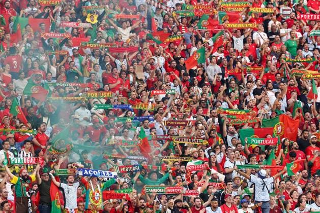 Frankfurt Arena Frankfurt am Main, UEFA EURO, EM, Europameisterschaft,Fussball 2024 Germany, Monday 1 Jul 2024 Round of 16, Portugal - Slovenia, Fans of Portugal show their support, Fans, Stimmung, Schals, Trikots, Emotionen, Adeptos durante o jogo, Copyright: JoaquimxFerreira