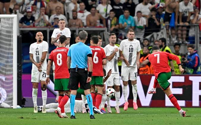 01.07.2024, Fussball UEFA EURO, EM, Europameisterschaft,Fussball 2024, Achtelfinale, Portugal - Slowenien, in der Frankfurt Arena Frankfurt am Main, Cristiano Ronaldo (Portugal) zieht ab