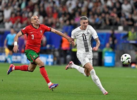Sport Bilder des Tages 01.07.2024, Fussball UEFA EURO, EM, Europameisterschaft,Fussball 2024, Achtelfinale, Portugal - Slowenien, in der Frankfurt Arena Frankfurt am Main, v.l. Pepe (Portugal) kommt Benjamin Sesko (Slowenien) nicht hinterher