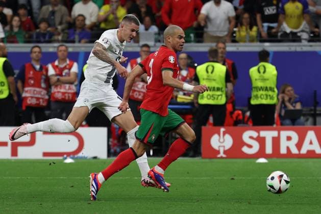 Frankfurt Arena Frankfurt am Main, UEFA EURO, EM, Europameisterschaft,Fussball 2024 Germany, Monday 1 Jul 2024 Round of 16, Portugal - Slovenia, Benjamin Sesko (Slovenia), Pepe (Portugal), Zweikampf, Action, Aktion, Battles for the Ball Copyright: JoaquimxFerreira