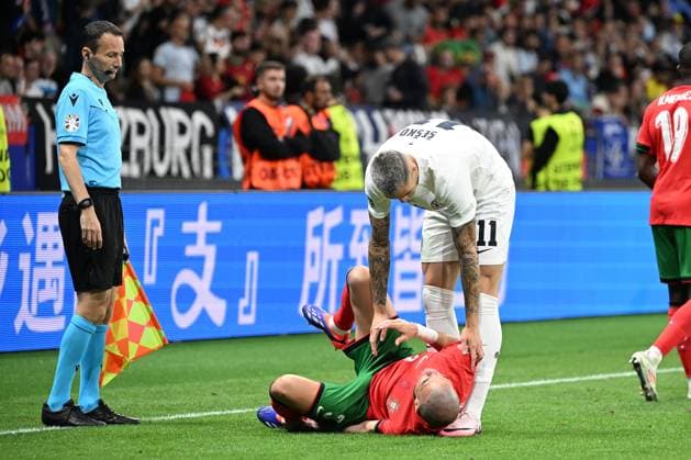 01.07.2024, xjhx, Fussball EM 2024 1 8 Finale, Portugal - Slowenien emspor, v.l. Pepe (Portugal) Benjamin Sesko (Slowenien) (UEFA REGULATIONS PROHIBIT ANY USE OF PHOTOGRAPHS as IMAGE SEQUENCES and or QUASI-VIDEO) Frankfurt am Main