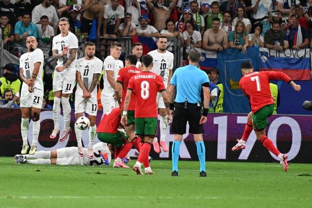 01.07.2024, xjhx, Fussball EM 2024 1 8 Finale, Portugal - Slowenien emspor, v.l. Cristiano Ronaldo (Portugal) Freistoss (UEFA REGULATIONS PROHIBIT ANY USE OF PHOTOGRAPHS as IMAGE SEQUENCES and or QUASI-VIDEO) Frankfurt am Main