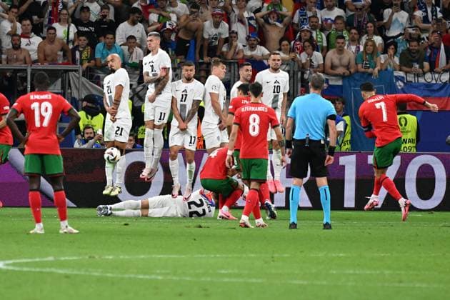 01.07.2024, xjhx, Fussball EM 2024 1 8 Finale, Portugal - Slowenien emspor, v.l. Cristiano Ronaldo (Portugal) Freistoss (UEFA REGULATIONS PROHIBIT ANY USE OF PHOTOGRAPHS as IMAGE SEQUENCES and or QUASI-VIDEO) Frankfurt am Main