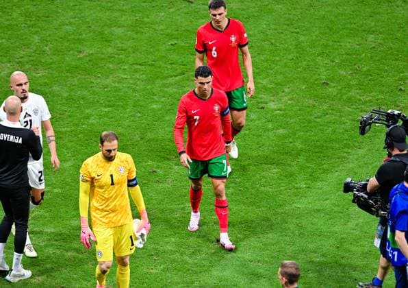 Cristiano Ronaldo (Portugal) verlaesst den Platz, UEFA EURO, EM, Europameisterschaft,Fussball 2024 - Round of 16, Portugal vs Slovenia, Arena Frankfurt am 01. July 2024 in Frankfurt am Main, Deutschland. (Foto von Silas Schueller DeFodi Images) Cristiano Ronaldo (Portugal) leaves the pitch, UEFA EURO 2024 - Round of 16, Portugal vs Slovenia, Arena Frankfurt on July 1, 2024 in Frankfurt am Main, Germany. (Photo by Silas Schueller DeFodi Images) Defodi-738_738_PORSVN_20240701_220