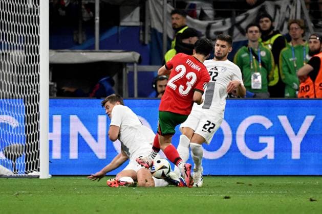 01.07.2024, xjhx, Fussball EM 2024 1 8 Finale, Portugal - Slowenien emspor, v.l. Jaka Bijol (Slowenien) Vitor Machado Ferreira Vitinha (Portugal) Adam Gnezda Cerin (Slowenien) Zweikampf, Aktion, action, battle for the ball (UEFA REGULATIONS PROHIBIT ANY USE OF PHOTOGRAPHS as IMAGE SEQUENCES and or QUASI-VIDEO) Frankfurt am Main