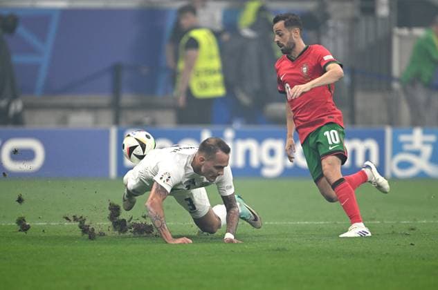 Fussball Euro 2024 Achtelfinale 01.07.2024 Portugal - Slowenien Jure Balkovec (li, Slowenien) gegen Bernardo Silva (re, Portugal)