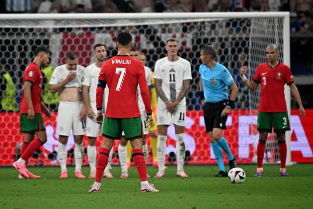 01.07.2024, xjhx, Fussball EM 2024 1 8 Finale, Portugal - Slowenien emspor, v.l. Cristiano Ronaldo (Portugal) beim Freistoss (UEFA REGULATIONS PROHIBIT ANY USE OF PHOTOGRAPHS as IMAGE SEQUENCES and or QUASI-VIDEO) Frankfurt am Main