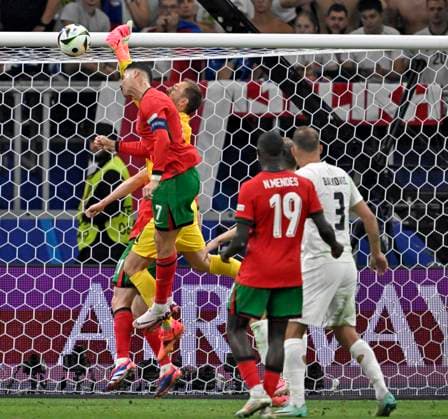 01.07.2024, Fussball UEFA EURO, EM, Europameisterschaft,Fussball 2024, Achtelfinale, Portugal - Slowenien, in der Frankfurt Arena Frankfurt am Main, v.l. Cristiano Ronaldo (Portugal) gegen Jan Oblak (Slowenien)