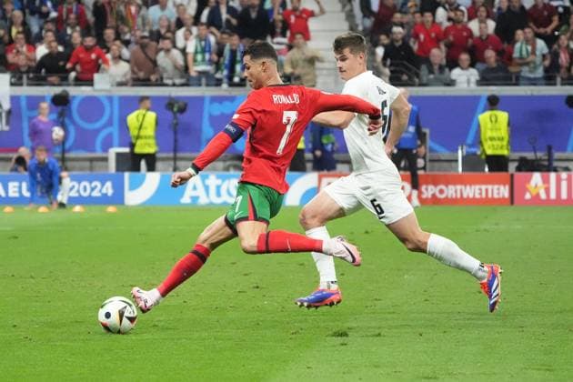 Grosse Chance kurz vor dem Ende für Cristiano Ronaldo (Portugal, 07), doch er schießt direkt auf Torwart Goalie Jan Oblak (Slowenien, Slovenia, 01) - Frankfurt 01.07.2024: Portugal vs. Slowenien, EURO2024, M41 Achtelfinale, EM-Arena Frankfurt