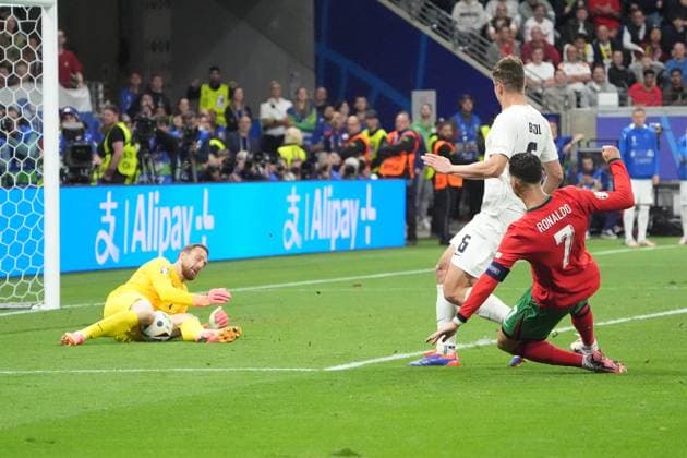Grosse Chance kurz vor dem Ende für Cristiano Ronaldo (Portugal, 07), doch er schießt direkt auf Torwart Goalie Jan Oblak (Slowenien, Slovenia, 01) - Frankfurt 01.07.2024: Portugal vs. Slowenien, EURO2024, M41 Achtelfinale, EM-Arena Frankfurt