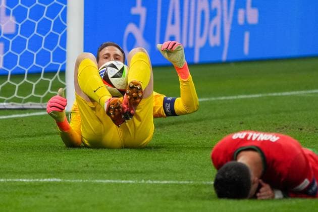 Grosse Chance kurz vor dem Ende für Cristiano Ronaldo (Portugal, 07), doch er schießt direkt auf Torwart Goalie Jan Oblak (Slowenien, Slovenia, 01) - Frankfurt 01.07.2024: Portugal vs. Slowenien, EURO2024, M41 Achtelfinale, EM-Arena Frankfurt