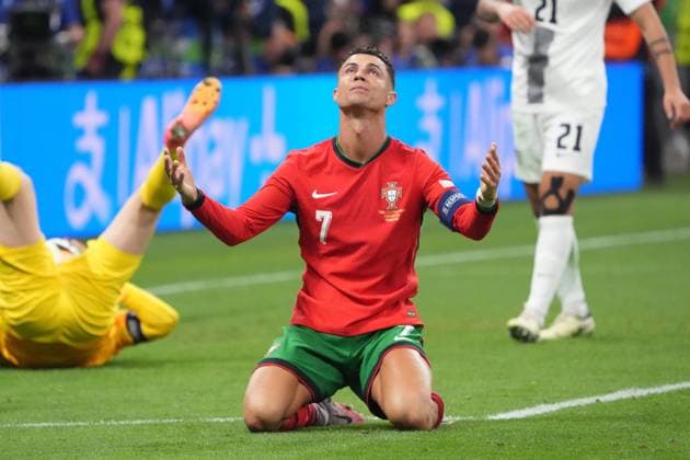 Grosse Chance kurz vor dem Ende für Cristiano Ronaldo (Portugal, 07), doch er schießt direkt auf Torwart Goalie Jan Oblak (Slowenien, Slovenia, 01) und kann es nicht fassen, ungläubig, Emotion - Frankfurt 01.07.2024: Portugal vs. Slowenien, EURO2024, M41 Achtelfinale, EM-Arena Frankfurt