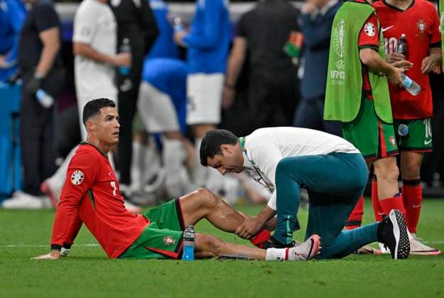01.07.2024, Fussball UEFA EURO, EM, Europameisterschaft,Fussball 2024, Achtelfinale, Portugal - Slowenien, in der Frankfurt Arena Frankfurt am Main, Die Muskeln von Cristiano Ronaldo (Portugal) werden gelockert.