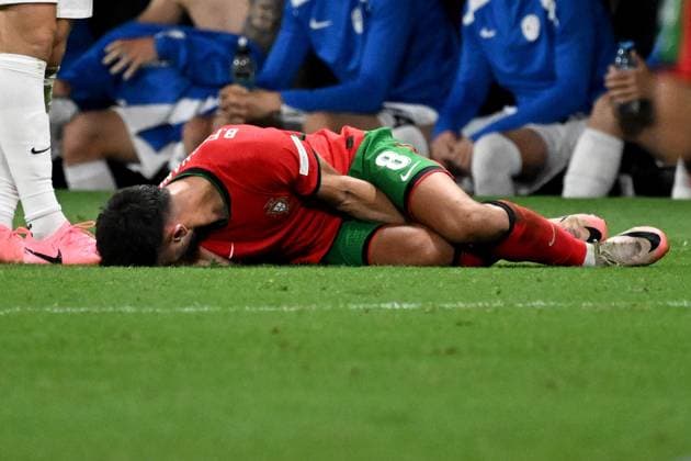 01.07.2024, xjhx, Fussball EM 2024 1 8 Finale, Portugal - Slowenien emspor, v.l. Bruno Miguel Bonges Fernandes (Portugal) mit Schmerzen, verletzt, Verletzung (UEFA REGULATIONS PROHIBIT ANY USE OF PHOTOGRAPHS as IMAGE SEQUENCES and or QUASI-VIDEO) Frankfurt am Main