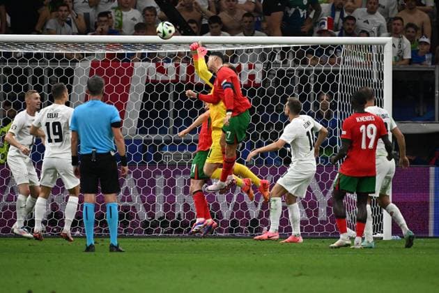 01.07.2024, xjhx, Fussball EM 2024 1 8 Finale, Portugal - Slowenien emspor, v.l. Jan Oblak (Slowenien) Cristiano Ronaldo (Portugal) Zweikampf, Aktion, action, battle for the ball (UEFA REGULATIONS PROHIBIT ANY USE OF PHOTOGRAPHS as IMAGE SEQUENCES and or QUASI-VIDEO) Frankfurt am Main