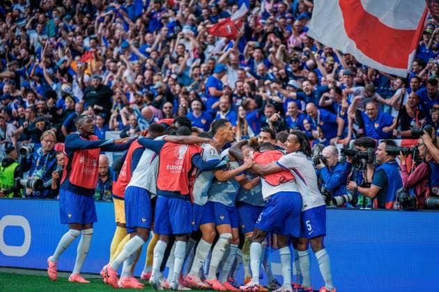 EURO 2024 - Round of 16: France vs. Belgium Randal Kolo Muani scores through a deflection by Jan Vertonghen and celebrates with his teammates during the EURO 2024 Round of 16 match between France and Belgium on 01 July 2024, at Duesseldorf Arena, in Duesseldorf, Germany Duesseldorf Duesseldorf Arena Germany Copyright: xAlexandraxFechetex _ADR0247