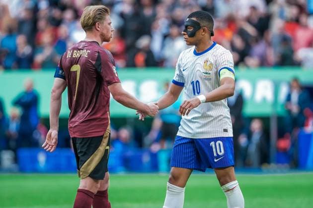 EURO 2024 - Round of 16: France vs. Belgium Kylian Mbappe embraces Kevin De Bruyne, as France qualifies for the quarter-finals after the EURO 2024 Round of 16 match between France and Belgium on 01 July 2024, at Duesseldorf Arena, in Duesseldorf, Germany Duesseldorf Duesseldorf Arena Germany Copyright: xAlexandraxFechetex DSC04369