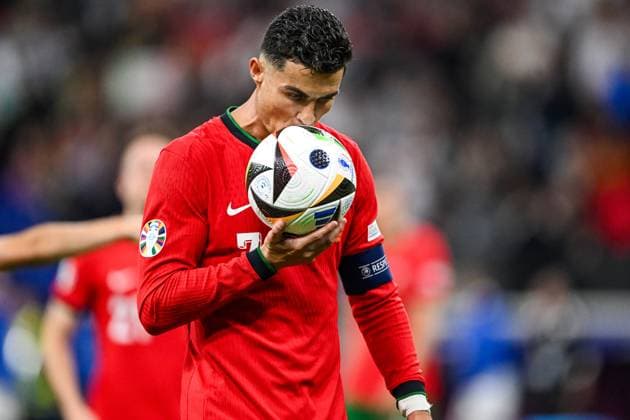 FRANKFURT - Cristiano Ronaldo of Portugal kisses the ball during the UEFA EURO, EM, Europameisterschaft,Fussball 2024 round of 16 match between Portugal and Slovenia at the Frankfurt Arena on July 1, 2024 in Frankfurt, Germany. ANP Hollandse Hoogte UEFA EURO 2024 2024 xVIxANPxSportx xGerritxvanxKeulenxIVx 502566691 originalFilename: 502566691.jpg