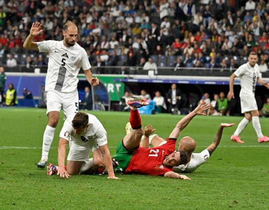 01.07.2024, Fussball UEFA EURO, EM, Europameisterschaft,Fussball 2024, Achtelfinale, Portugal - Slowenien, in der Frankfurt Arena Frankfurt am Main, Diogo Jota (Portugal) wird gefoult