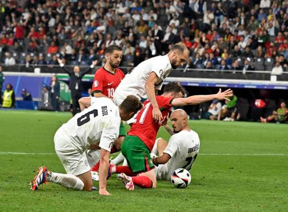01.07.2024, Fussball UEFA EURO, EM, Europameisterschaft,Fussball 2024, Achtelfinale, Portugal - Slowenien, in der Frankfurt Arena Frankfurt am Main, Diogo Jota (Portugal) wird gefoult