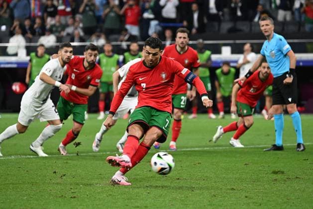 01.07.2024, xjhx, Fussball EM 2024 1 8 Finale, Portugal - Slowenien emspor, v.l. Cristiano Ronaldo (Portugal) verschiesst den Elfmeter (UEFA REGULATIONS PROHIBIT ANY USE OF PHOTOGRAPHS as IMAGE SEQUENCES and or QUASI-VIDEO) Frankfurt am Main