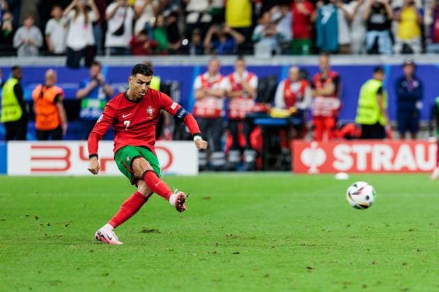 UEFA EURO, EM, Europameisterschaft,Fussball 2024: Portugal - Slowenien; 01.07.2024 Cristiano Ronaldo dos Santos Aveiro (Portugal, 7) schießt einen Elfmeter UEFA EURO 2024: Portugal - Slowenien; Frankfurt Arena Frankfurt am 01.07.2024 Copyright: xBEAUTIFULxSPORTS Wunderlx