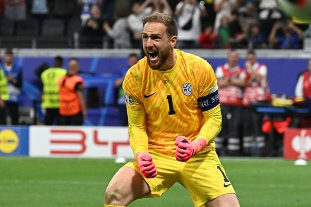 01.07.2024, xjhx, Fussball EM 2024 1 8 Finale, Portugal - Slowenien emspor, v.l. Jubel bei Jan Oblak (Slowenien) nach dem gehaltenen Elfmeter gegen Cristiano Ronaldo (Portugal) (UEFA REGULATIONS PROHIBIT ANY USE OF PHOTOGRAPHS as IMAGE SEQUENCES and or QUASI-VIDEO) Frankfurt am Main