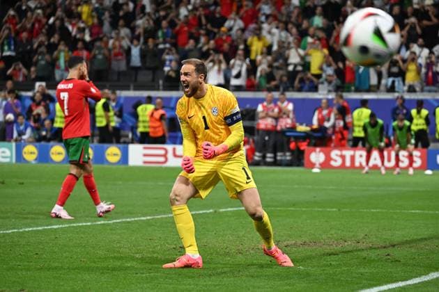 01.07.2024, xjhx, Fussball EM 2024 1 8 Finale, Portugal - Slowenien emspor, v.l. Jubel bei Jan Oblak (Slowenien) nach dem gehaltenen Elfmeter gegen Cristiano Ronaldo (Portugal) (UEFA REGULATIONS PROHIBIT ANY USE OF PHOTOGRAPHS as IMAGE SEQUENCES and or QUASI-VIDEO) Frankfurt am Main