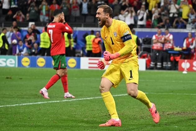01.07.2024, xjhx, Fussball EM 2024 1 8 Finale, Portugal - Slowenien emspor, v.l. Jubel bei Jan Oblak (Slowenien) nach dem gehaltenen Elfmeter gegen Cristiano Ronaldo (Portugal) (UEFA REGULATIONS PROHIBIT ANY USE OF PHOTOGRAPHS as IMAGE SEQUENCES and or QUASI-VIDEO) Frankfurt am Main