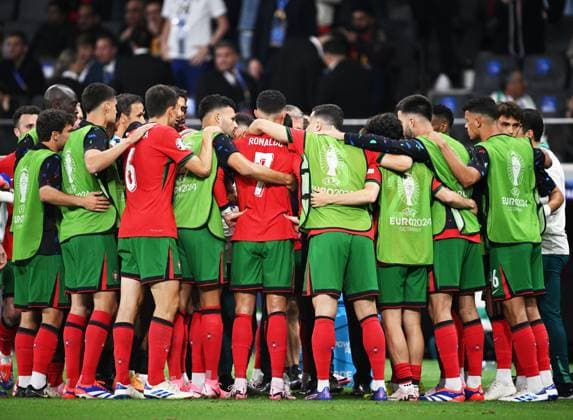 Germany Soccer Euro 2024 Portugal - Slovenia 8720831 01.07.2024 Portugal s players huddle during the UEFA EURO, EM, Europameisterschaft,Fussball 2024 round of 16 soccer match between Portugal and Slovenia at the Frankfurt Arena in Frankfurt am Main, Germany. Alexey Filippov Sputnik Germany  Copyright: xAlexeyxFilippovx