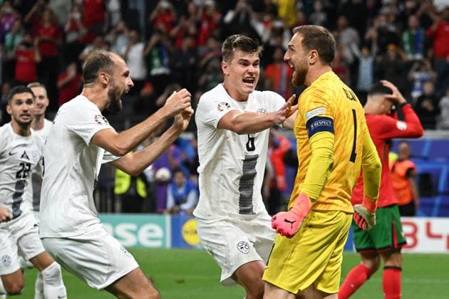 01.07.2024, xjhx, Fussball EM 2024 1 8 Finale, Portugal - Slowenien emspor, v.l. Jubel bei Jan Oblak (Slowenien) nach dem gehaltenen Elfmeter gegen Cristiano Ronaldo (Portugal) (UEFA REGULATIONS PROHIBIT ANY USE OF PHOTOGRAPHS as IMAGE SEQUENCES and or QUASI-VIDEO) Frankfurt am Main