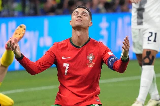 Grosse Chance kurz vor dem Ende für Cristiano Ronaldo (Portugal, 07), doch er schießt direkt auf Torwart Goalie Jan Oblak (Slowenien, Slovenia, 01) und kann es nicht fassen, ungläubig, Emotion - Frankfurt 01.07.2024: Portugal vs. Slowenien, EURO2024, M41 Achtelfinale, EM-Arena Frankfurt