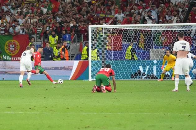 Cristiano Ronaldo (Portugal, 07) schießt den Elfmeter gegen Torwart Goalie Jan Oblak (Slowenien, Slovenia, 01) - Frankfurt 01.07.2024: Portugal vs. Slowenien, EURO2024, M41 Achtelfinale, EM-Arena Frankfurt