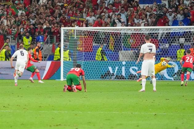 Cristiano Ronaldo (Portugal, 07) schießt den Elfmeter gegen Torwart Goalie Jan Oblak (Slowenien, Slovenia, 01), der diesen hält - Frankfurt 01.07.2024: Portugal vs. Slowenien, EURO2024, M41 Achtelfinale, EM-Arena Frankfurt