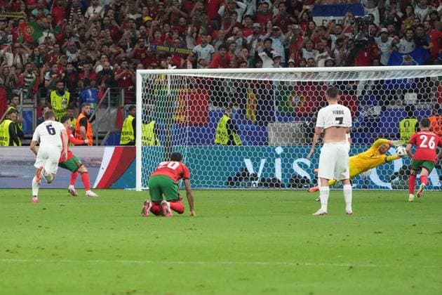 Cristiano Ronaldo (Portugal, 07) schießt den Elfmeter gegen Torwart Goalie Jan Oblak (Slowenien, Slovenia, 01), der diesen hält - Frankfurt 01.07.2024: Portugal vs. Slowenien, EURO2024, M41 Achtelfinale, EM-Arena Frankfurt