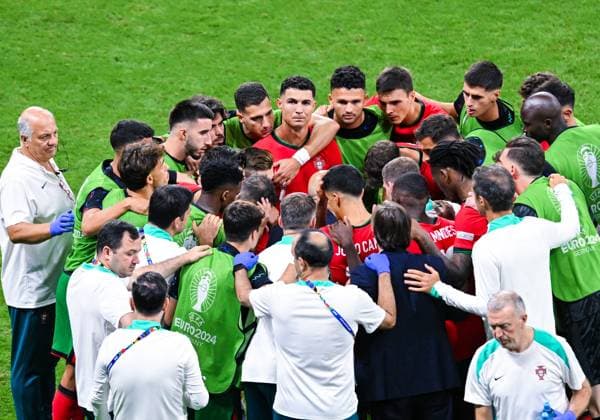 Cristiano Ronaldo (Portugal) wirkt traurig und schaut enttaeuscht nach oben, UEFA EURO, EM, Europameisterschaft,Fussball 2024 - Round of 16, Portugal vs Slovenia, Arena Frankfurt am 01. July 2024 in Frankfurt am Main, Deutschland. (Foto von Silas Schueller DeFodi Images) Cristiano Ronaldo (Portugal) looks dejected in the team circle, UEFA EURO 2024 - Round of 16, Portugal vs Slovenia, Arena Frankfurt on July 1, 2024 in Frankfurt am Main, Germany. (Photo by Silas Schueller DeFodi Images) Defodi-738_738_PORSVN_20240701_274