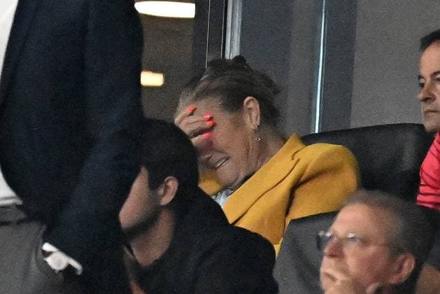 01.07.2024, xscotx, Fussball EM 2024 Achtelfinale, Portugal - Slowenien, emspor, v.l. Maria Dolores dos Santos Aveiro, die Mutter von Christiano Ronaldo (Portugal) weint auf der Tribüne nach dem verschossenen Elfmeter Frankfurt am Main