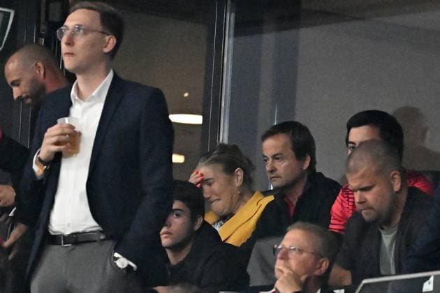 01.07.2024, xscotx, Fussball EM 2024 Achtelfinale, Portugal - Slowenien, emspor, v.l. Maria Dolores dos Santos Aveiro, die Mutter von Christiano Ronaldo (Portugal) weint auf der Tribüne nach dem verschossenen Elfmeter Frankfurt am Main