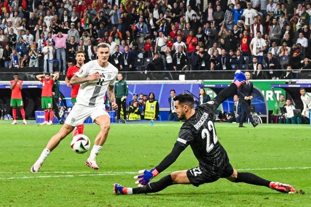 FRANKFURT - (l-r) Benjamin Sesko of Slovenia, Portugal goalkeeper Diogo Costa during the UEFA EURO, EM, Europameisterschaft,Fussball 2024 round of 16 match between Portugal and Slovenia at the Frankfurt Arena on July 1, 2024 in Frankfurt, Germany. ANP Hollandse Hoogte UEFA EURO 2024 2024 xVIxANPxSportx xGerritxvanxKeulenxIVx 502567619 originalFilename: 502567619.jpg