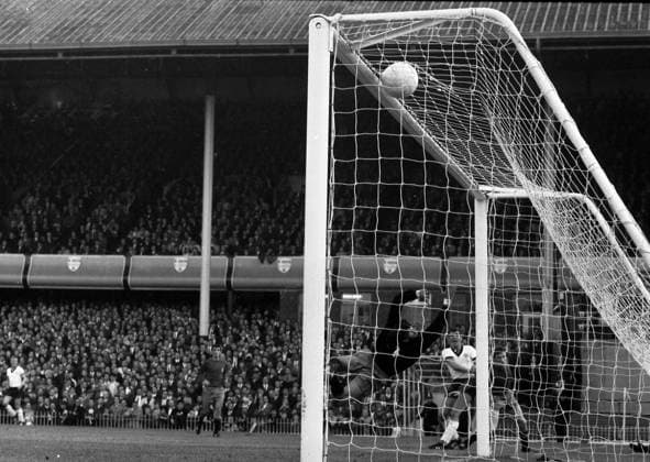 Archivbilder der Woche SPORT KW27 Weltmeisterschaft 1966. Deutschland - Spanien (2:1) 20.7.66 in Birmingham. Traumtor zum 1:1 Ausgleich durch Lothar Emmerich (Deut.). Tw. Iribar (Spanien) streckt sich vergeblich. *** 1966 World Cup Germany Spain 2 1 20 7 66 in Birmingham Dream goal to equalize the score at 1 1 by Lothar Emmerich Deut Tw Iribar Spain stretches in vain HM