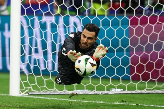 Frankfurt Arena Frankfurt am Main, UEFA EURO, EM, Europameisterschaft,Fussball 2024 Germany, Monday 1 Jul 2024 Round of 16, Portugal - Slovenia, goalkeeper, Torwart Diogo Costa (Portugal) hält den Elfmeter Copyright: JoaquimxFerreira