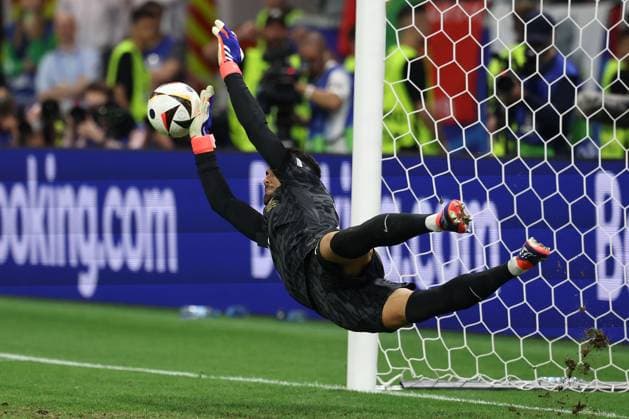 Frankfurt Arena Frankfurt am Main, UEFA EURO, EM, Europameisterschaft,Fussball 2024 Germany, Monday 1 Jul 2024 Round of 16, Portugal - Slovenia, goalkeeper, Torwart Diogo Costa (Portugal) hält den 2.Elfmeter Copyright: JoaquimxFerreira