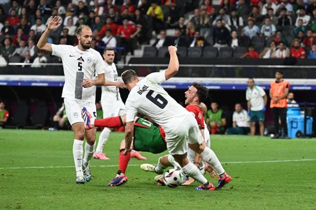 01.07.2024, xjhx, Fussball EM 2024 1 8 Finale, Portugal - Slowenien emspor, v.l. Foul von Vanja Drkusic (Slowenien) an Diogo Silva (Portugal) das zum Elfmeter führte den Cristiano Ronaldo (Portugal) verschoss (UEFA REGULATIONS PROHIBIT ANY USE OF PHOTOGRAPHS as IMAGE SEQUENCES and or QUASI-VIDEO) Frankfurt am Main