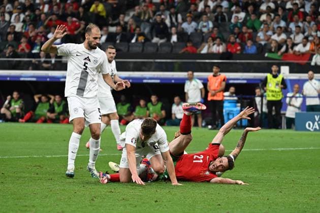 01.07.2024, xjhx, Fussball EM 2024 1 8 Finale, Portugal - Slowenien emspor, v.l. Foul von Vanja Drkusic (Slowenien) an Diogo Silva (Portugal) das zum Elfmeter führte den Cristiano Ronaldo (Portugal) verschoss (UEFA REGULATIONS PROHIBIT ANY USE OF PHOTOGRAPHS as IMAGE SEQUENCES and or QUASI-VIDEO) Frankfurt am Main