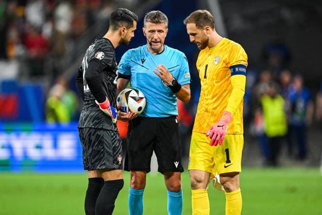 FRANKFURT - (l-r) Portugal goalkeeper Diogo Costa, Referee Daniele Orsato, Slovenia goalkeeper Jan Oblak during the UEFA EURO, EM, Europameisterschaft,Fussball 2024 round of 16 match between Portugal and Slovenia at the Frankfurt Arena on July 1, 2024 in Frankfurt, Germany. ANP Hollandse Hoogte UEFA EURO 2024 2024 xVIxANPxSportx xGerritxvanxKeulenxIVx 502568092 originalFilename: 502568092.jpg