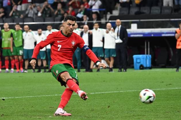 01.07.2024, xjhx, Fussball EM 2024 1 8 Finale, Portugal - Slowenien emspor, v.l. Cristiano Ronaldo (Portugal) trifft im Elfmeterschiessen Tor zum 1:0 (UEFA REGULATIONS PROHIBIT ANY USE OF PHOTOGRAPHS as IMAGE SEQUENCES and or QUASI-VIDEO) Frankfurt am Main