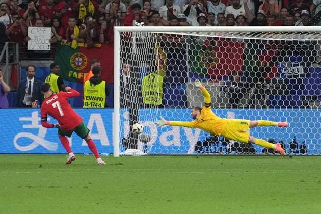 Sport Bilder des Tages Cristiano Ronaldo (Portugal, 07) verwandelt seinen Elfmeter gegen Torwart Goalie Jan Oblak (Slowenien, Slovenia, 01) - Frankfurt 01.07.2024: Portugal vs. Slowenien, EURO2024, M41 Achtelfinale, EM-Arena Frankfurt